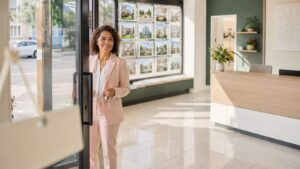 Responsable d'agence immobiliere franchisée Laforet ouvrant son agence le matin en Val d'Oise — partenariat de confiance avec BDN Nettoyage